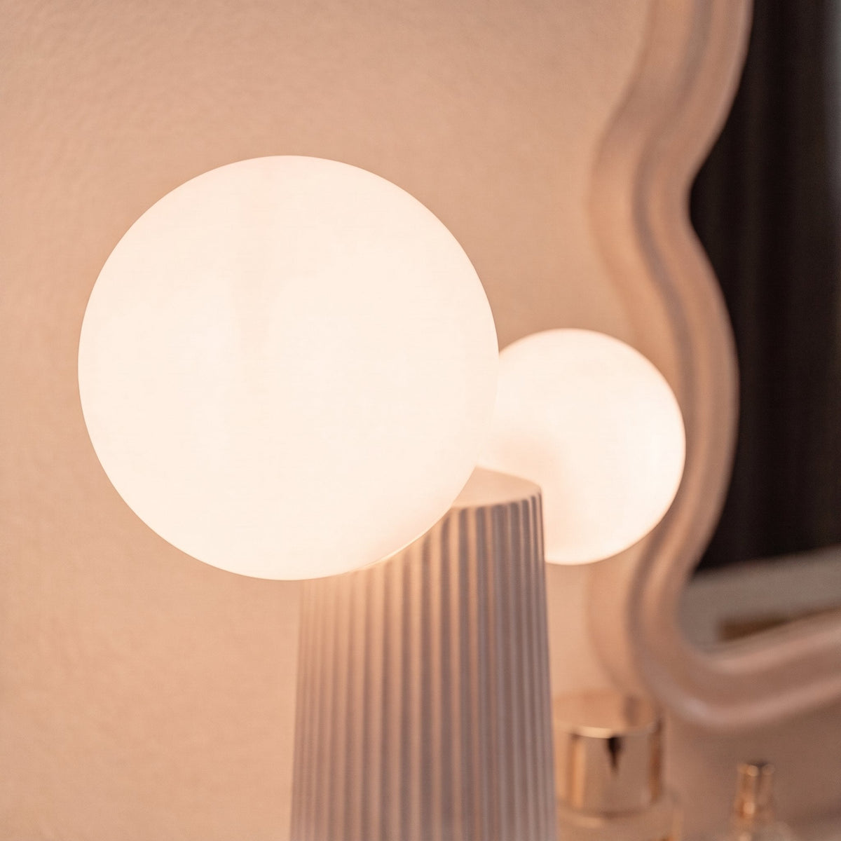 Verstellbare LED-Tischleuchte aus Kunstharz – 40 cm hoch, 21 cm Durchmesser, modernes Design, Schalter am Kabel