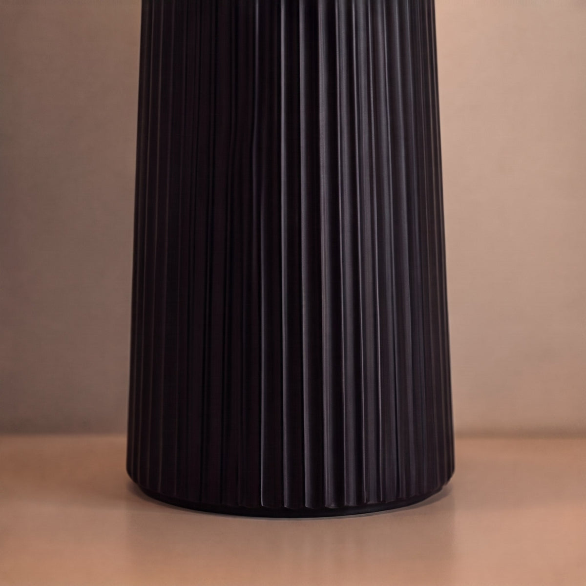 Verstellbare LED-Tischleuchte aus Kunstharz – 40 cm hoch, 21 cm Durchmesser, modernes Design, Schalter am Kabel