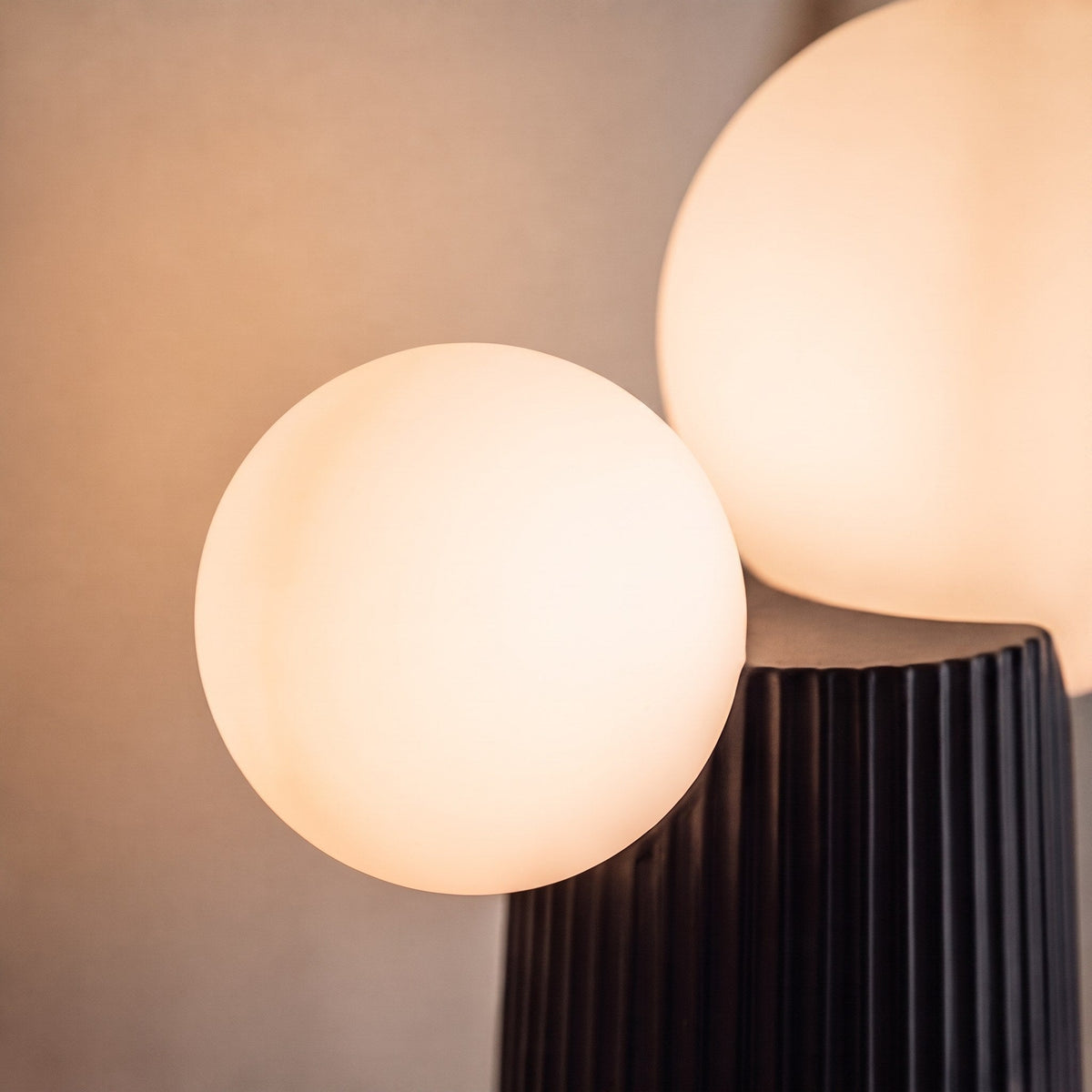 Verstellbare LED-Tischleuchte aus Kunstharz – 40 cm hoch, 21 cm Durchmesser, modernes Design, Schalter am Kabel