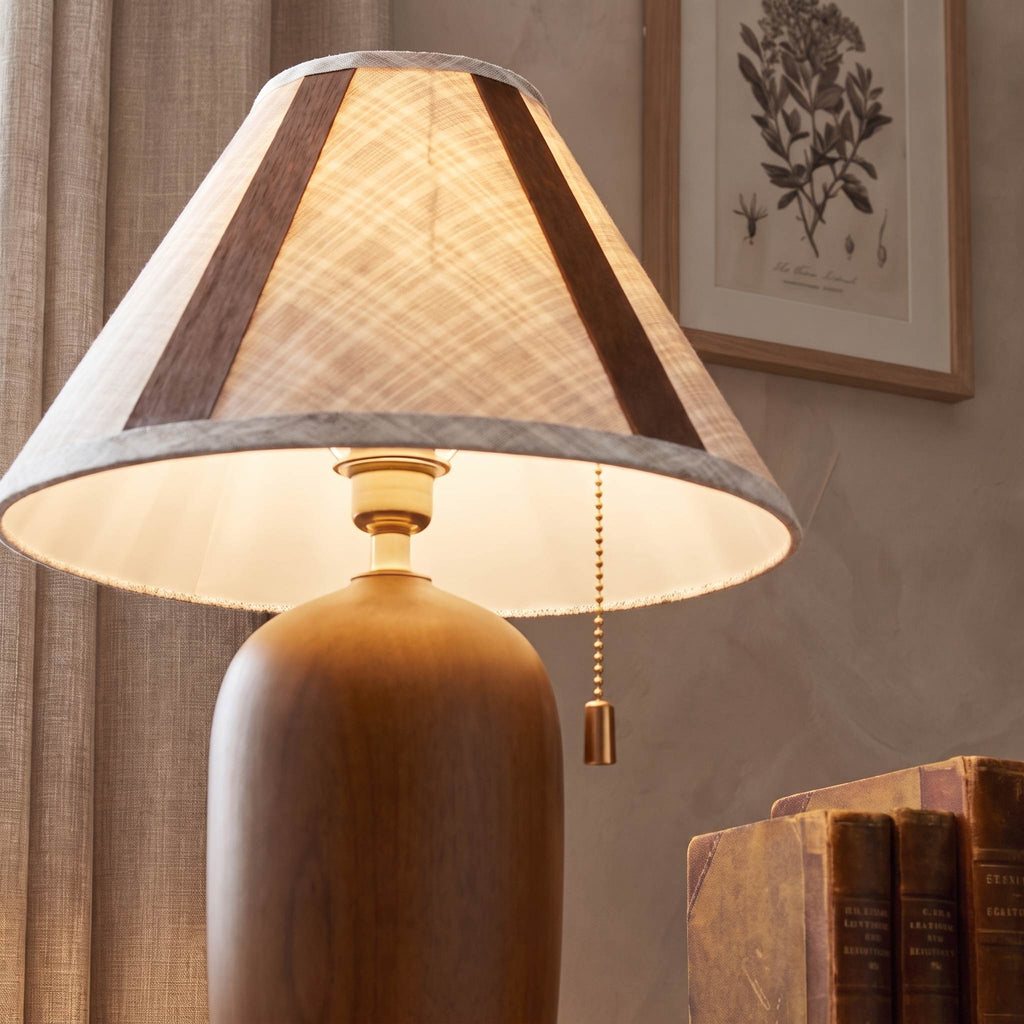 Verstellbare LED-Tischleuchte aus Holz – zeitgemäßes Design für die Schreibtischbeleuchtung