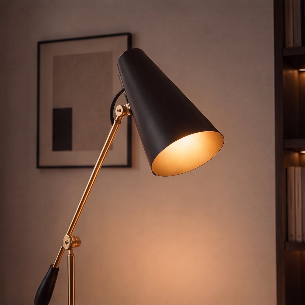 Modern LED-bordslampa i stål — justerbar hals, strömbrytare på sladden, riktad belysning