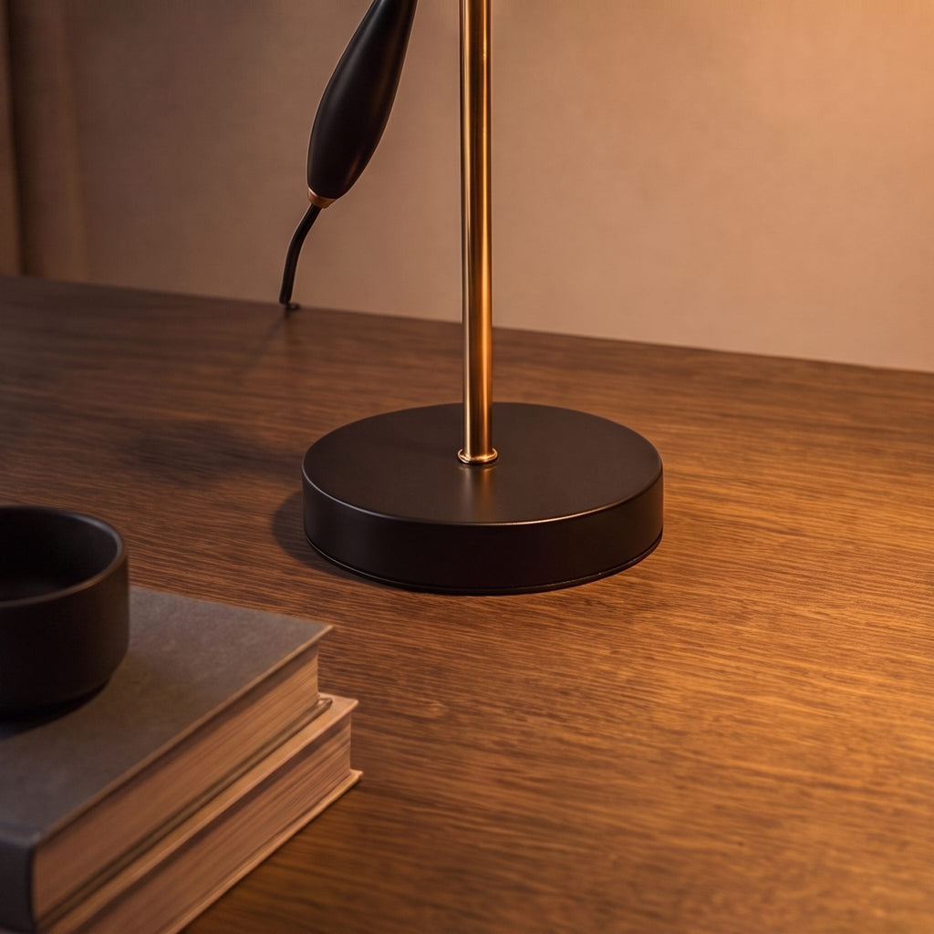 Modern LED-bordslampa i stål — justerbar hals, strömbrytare på sladden, riktad belysning