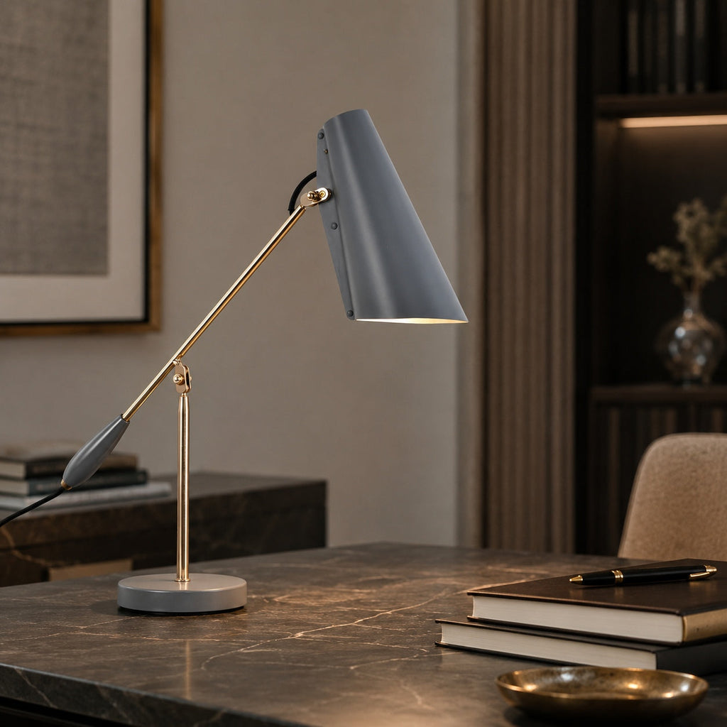 Modern LED-bordslampa i stål — justerbar hals, strömbrytare på sladden, riktad belysning