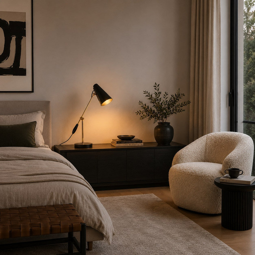 Modern LED-bordslampa i stål — justerbar hals, strömbrytare på sladden, riktad belysning