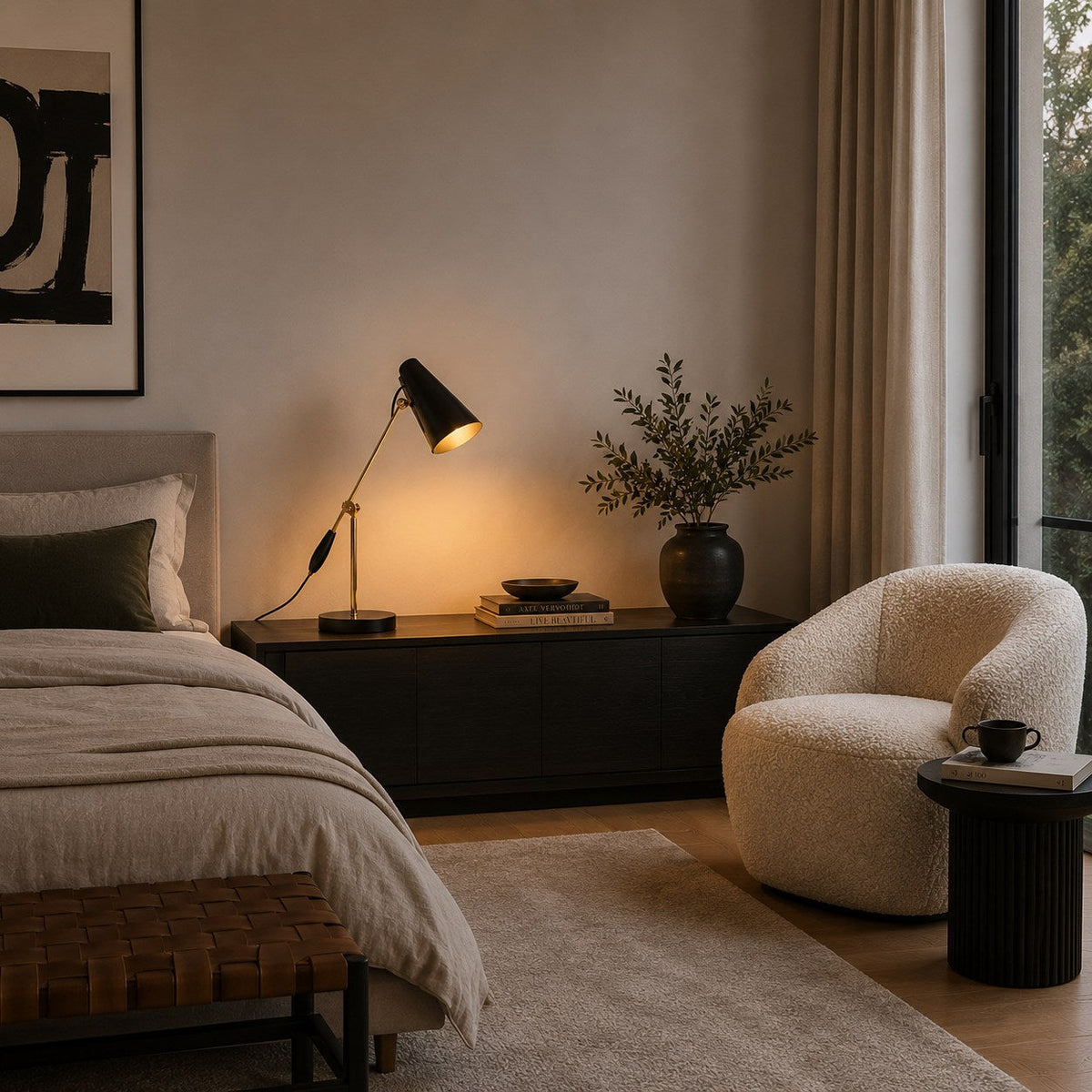Modern LED-bordslampa i stål — justerbar hals, strömbrytare på sladden, riktad belysning
