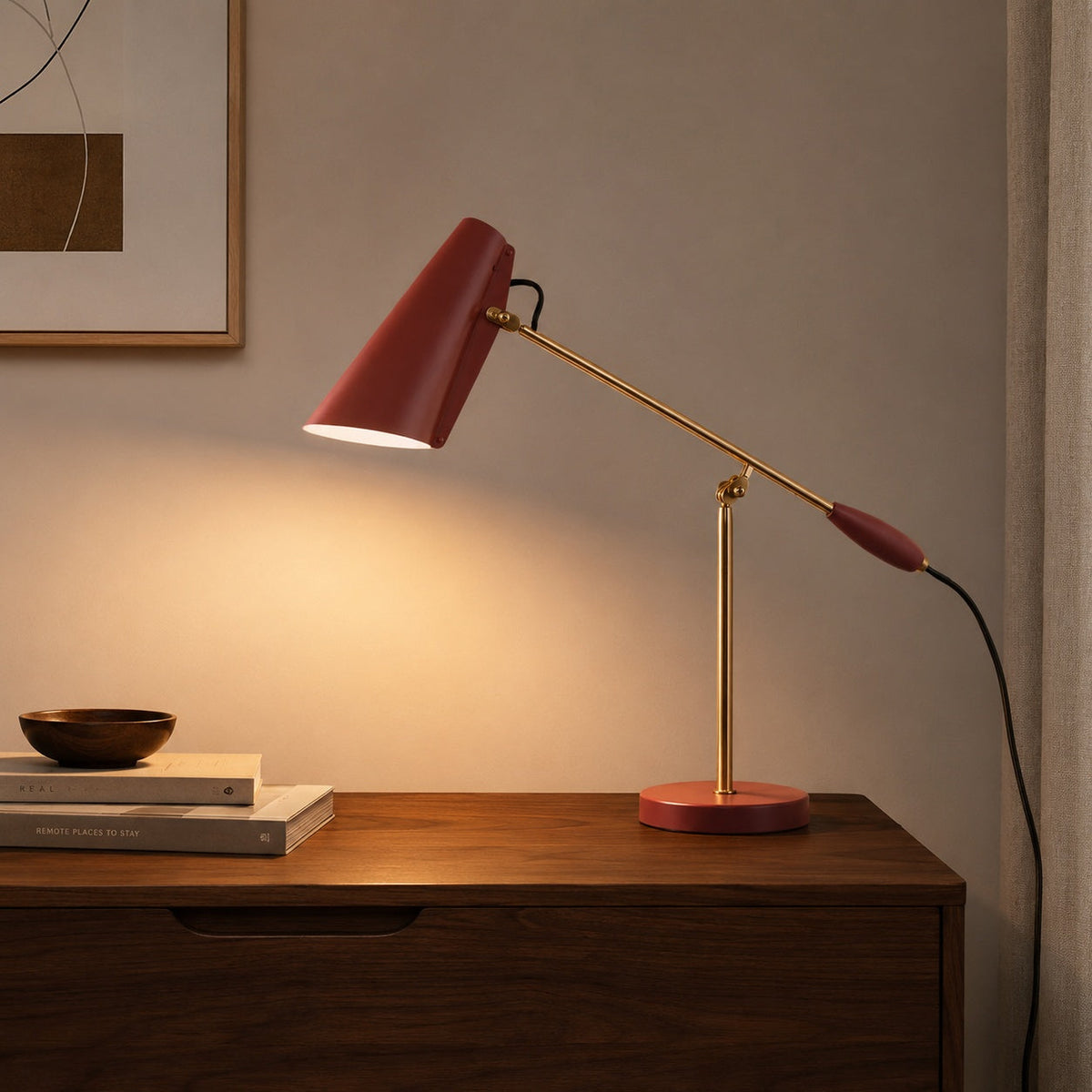 Modern LED-bordslampa i stål — justerbar hals, strömbrytare på sladden, riktad belysning