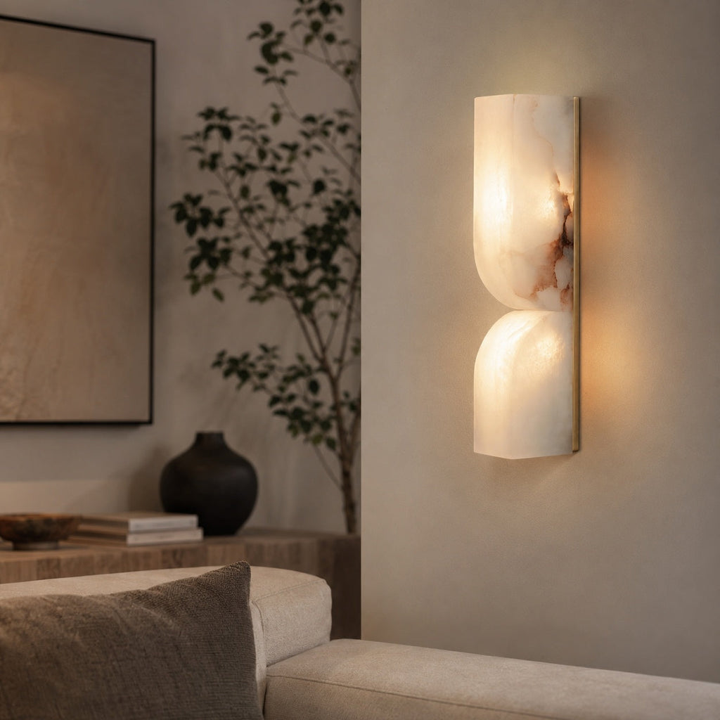 Modern vägglampa i alabaster — koppardetaljer, varm LED-belysning med stämningsljus
