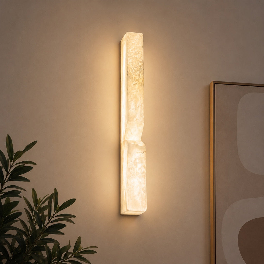 Modern vägglampa i alabaster — koppardetaljer, varm LED-belysning med stämningsljus