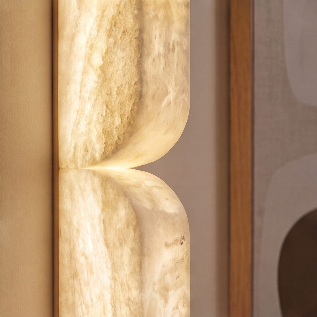Modern vägglampa i alabaster — koppardetaljer, varm LED-belysning med stämningsljus