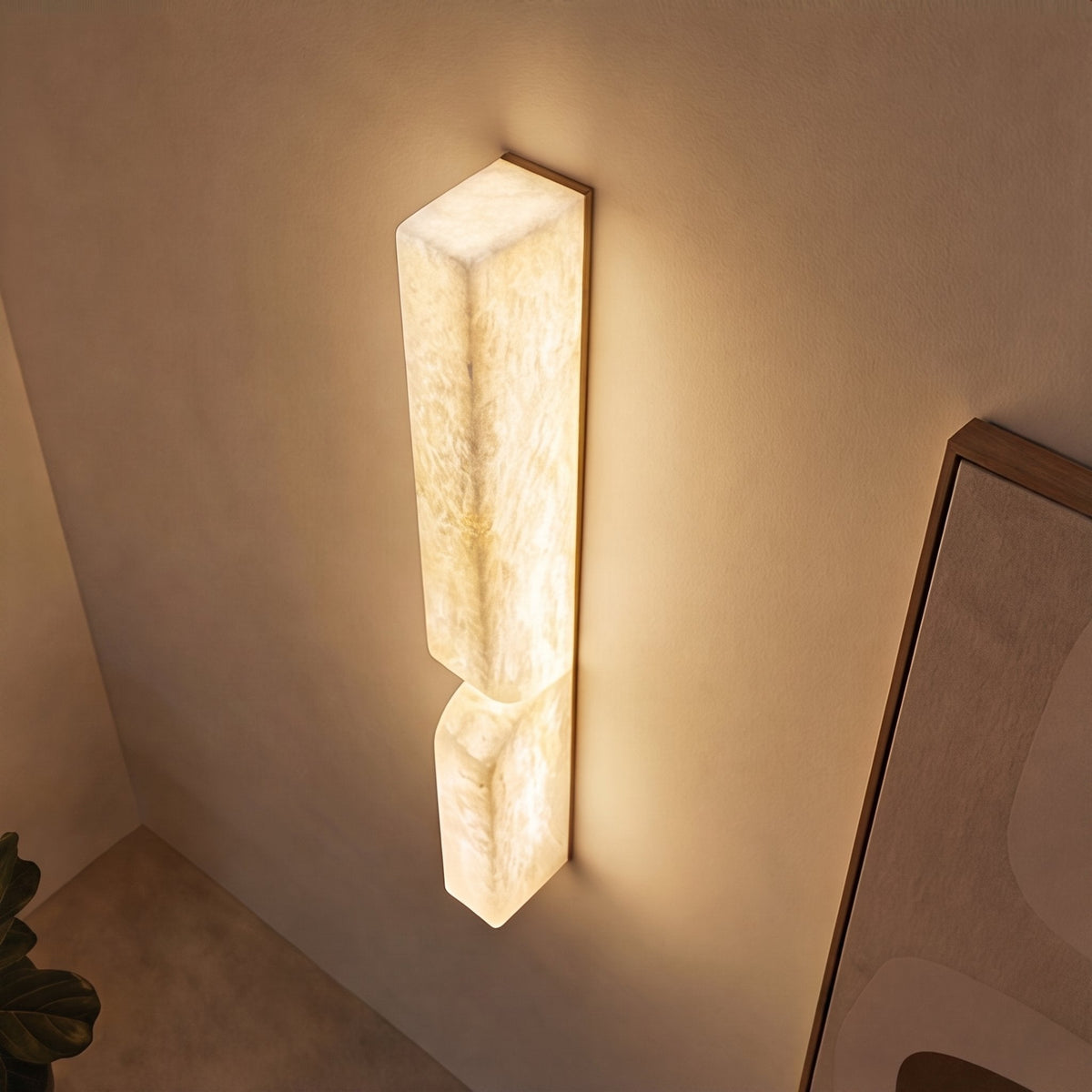 Modern vägglampa i alabaster — koppardetaljer, varm LED-belysning med stämningsljus