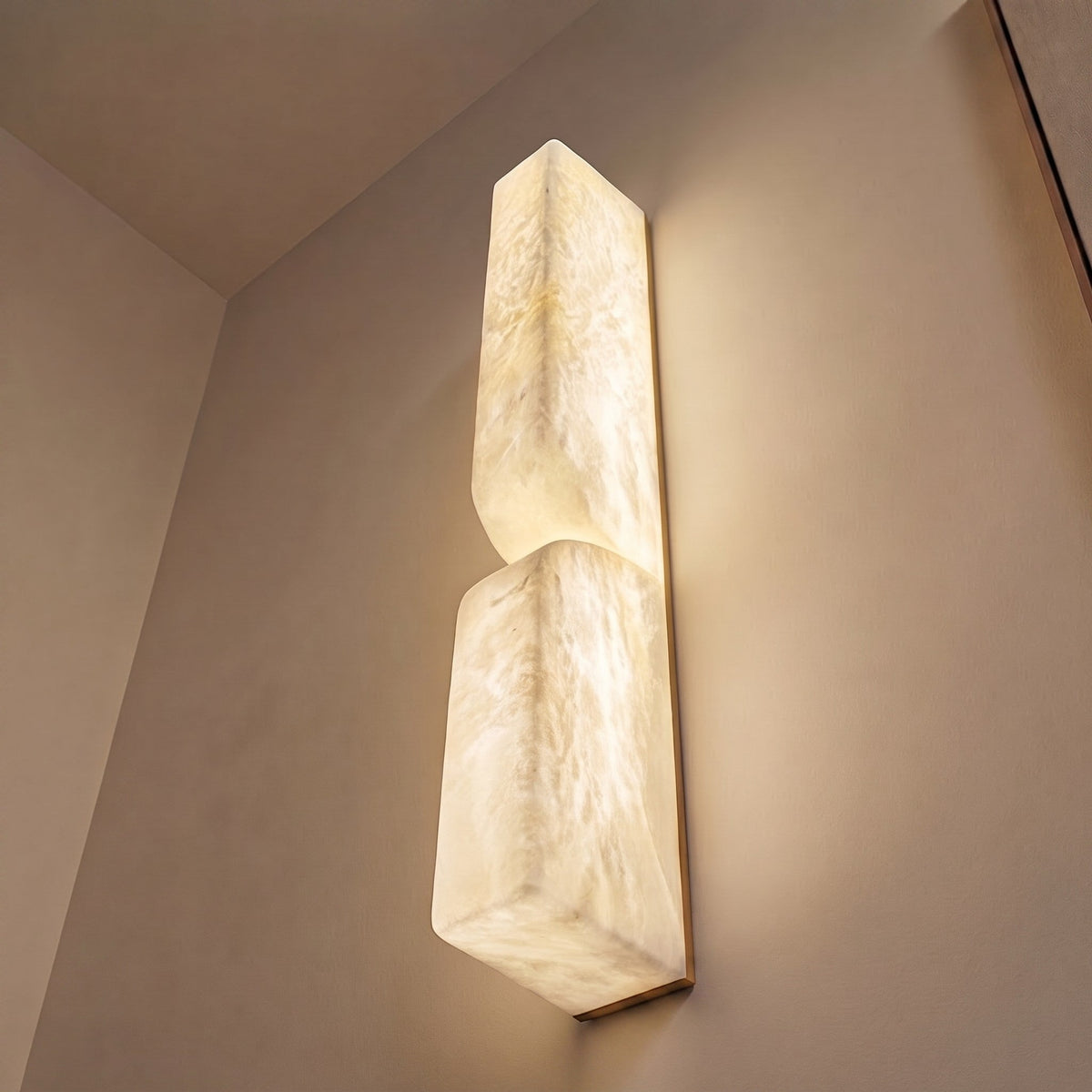Modern vägglampa i alabaster — koppardetaljer, varm LED-belysning med stämningsljus