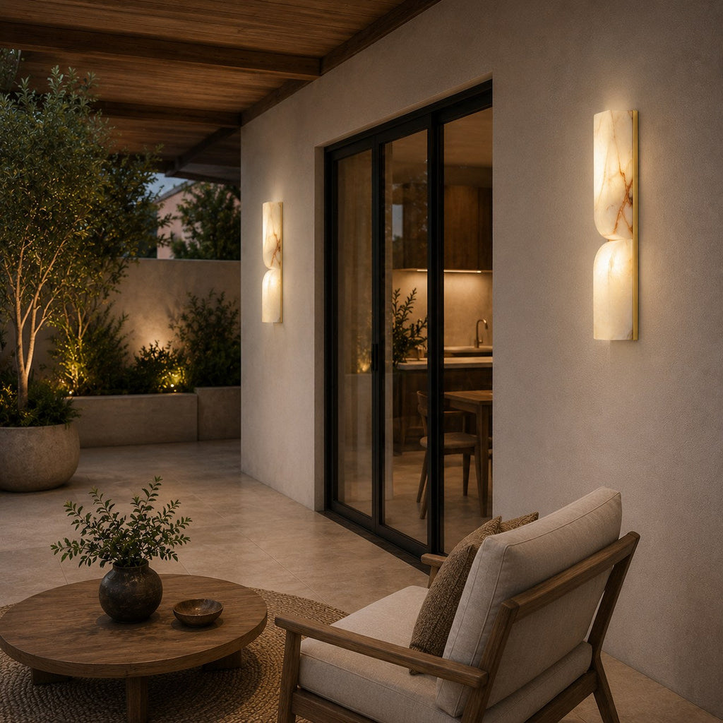 Modern vägglampa i alabaster — koppardetaljer, varm LED-belysning med stämningsljus