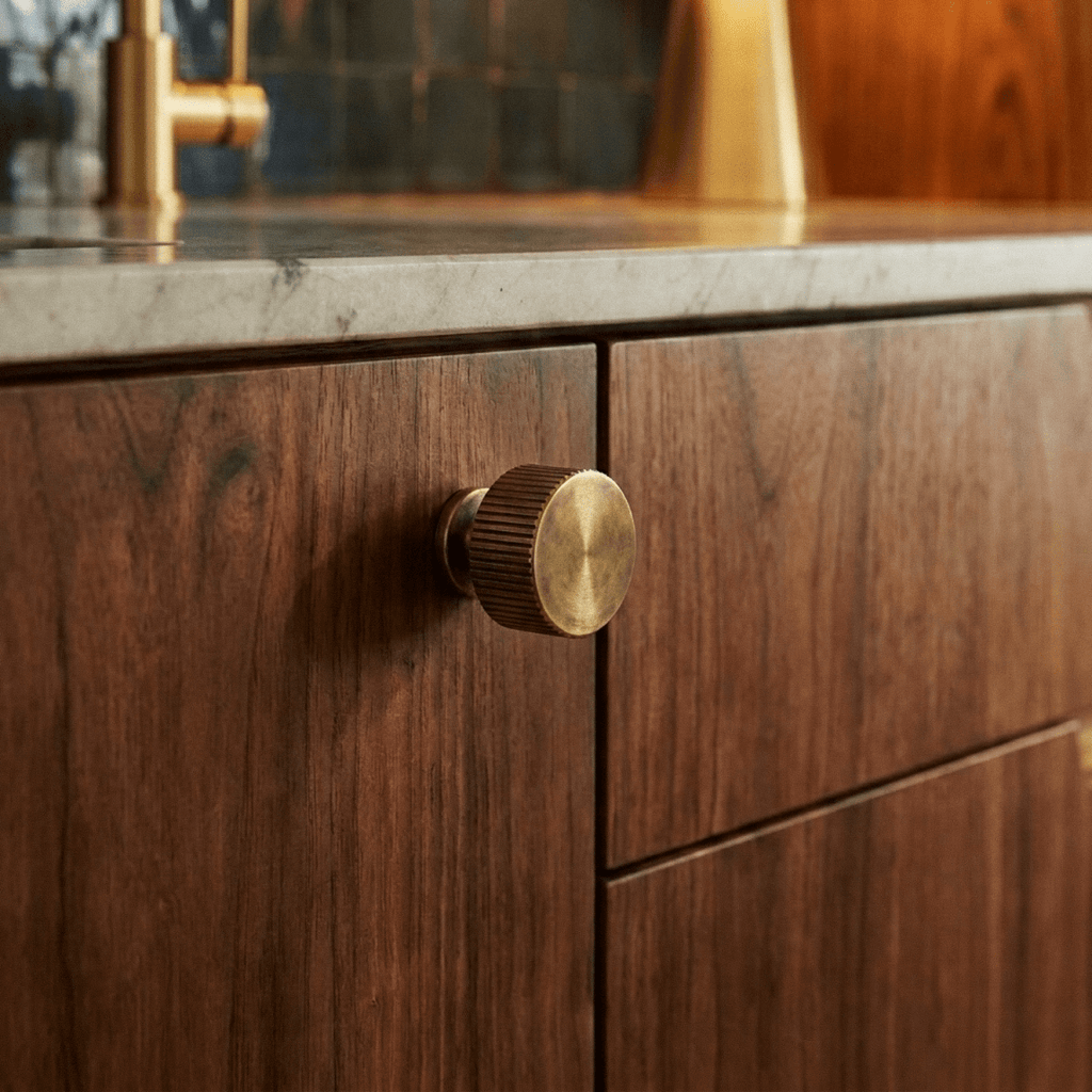 Beschlagset aus Messing mit antiker Oberfläche – Moderne Kollektion von Metallbeschlägen
