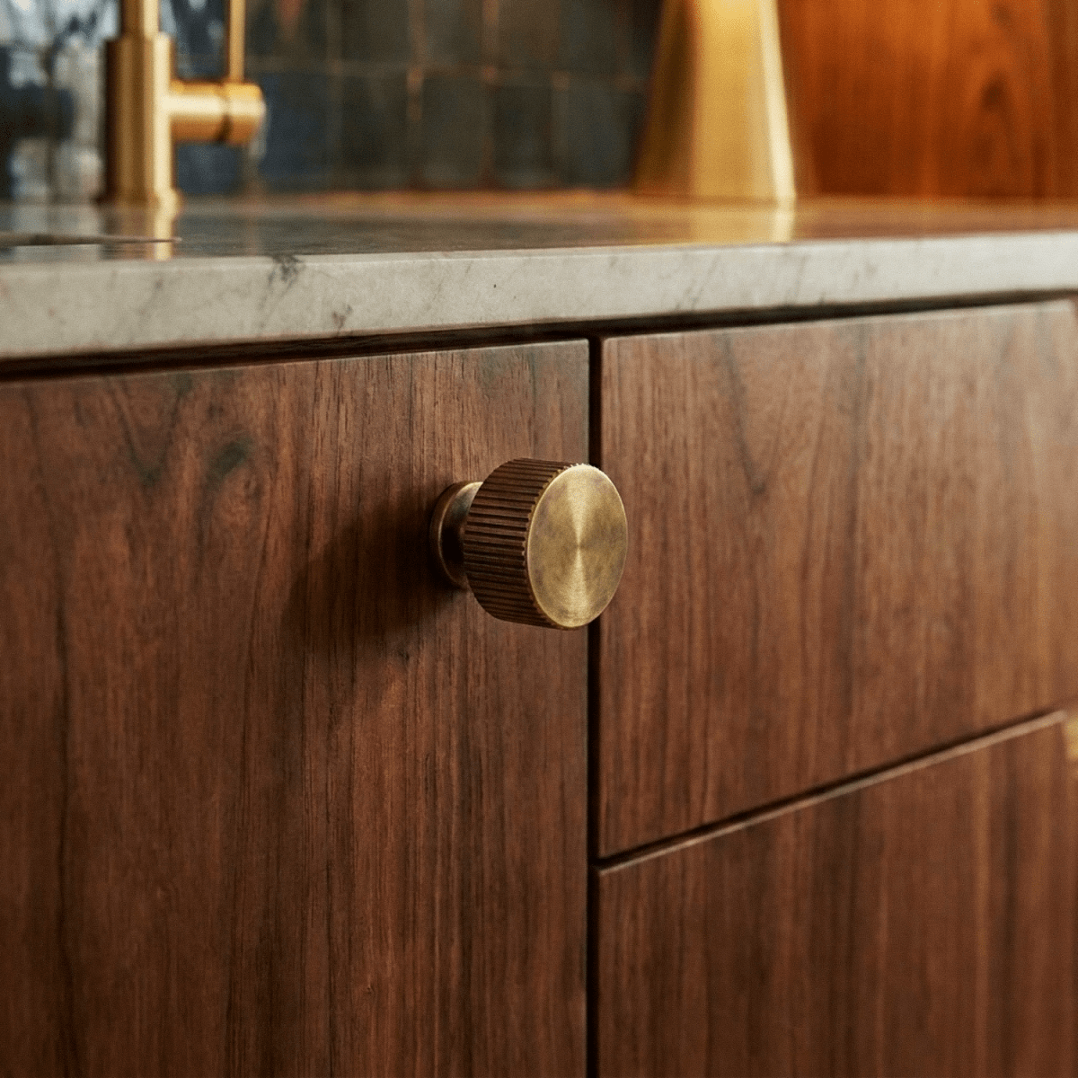 Beschlagset aus Messing mit antiker Oberfläche – Moderne Kollektion von Metallbeschlägen