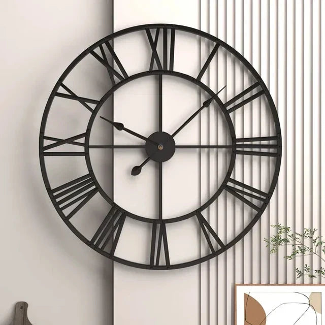 Reloj metálico vintage con números romanos