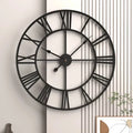 Reloj metálico vintage con números romanos
