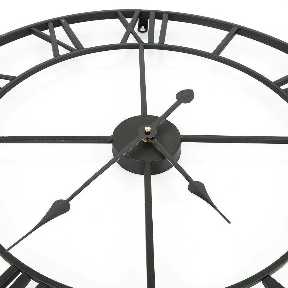 Reloj metálico vintage con números romanos