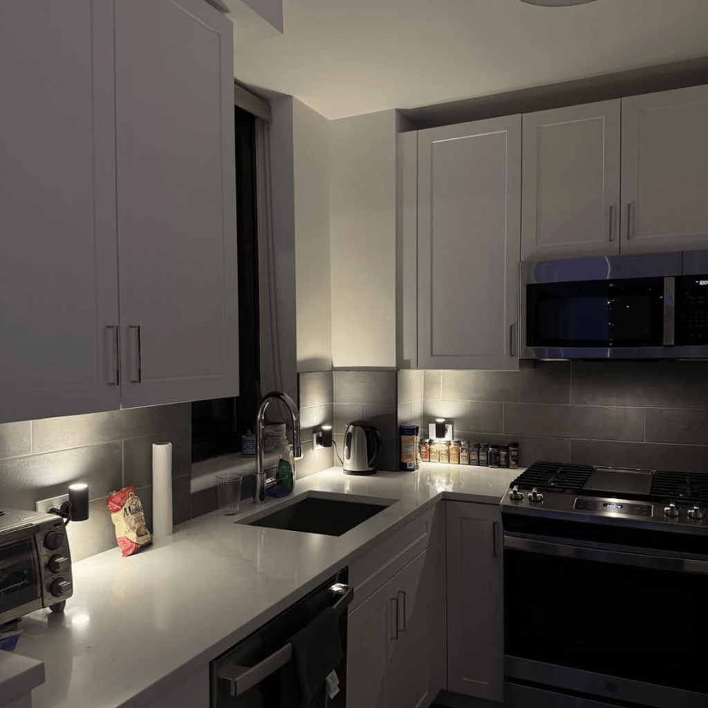 Alova Dimmable Sensor Light – Plug-In LED Wall Lamp
