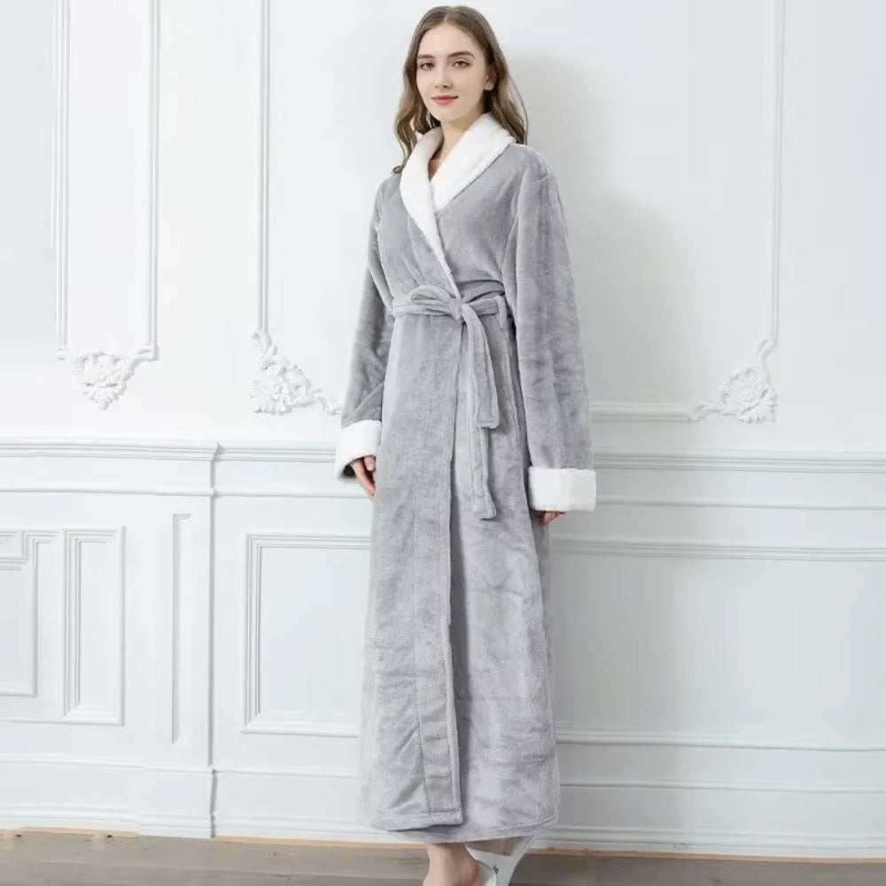 Kuscheliger Fleece-Bademantel mit legerem Schnitt – Kontrastierende Kanten