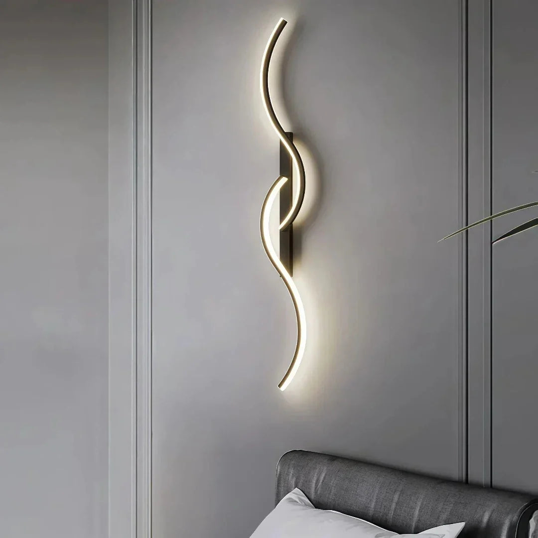 Moderne bølgeformet vegglampe i metall med dimbar LED til soverommet | boxzora