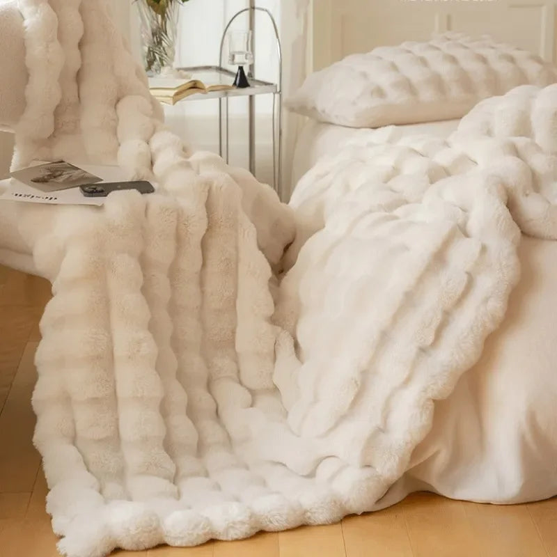 Vendbart, blødt kunstpelsplaid fra FurLuxe
