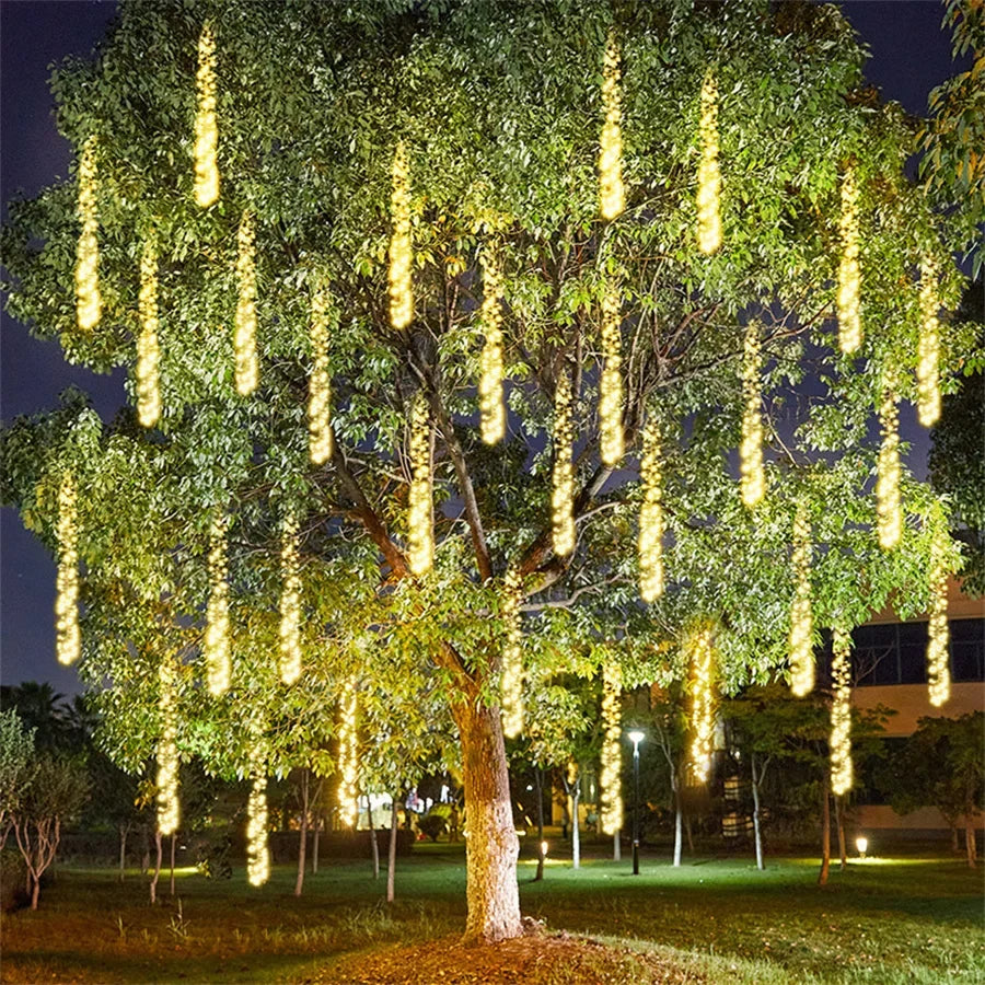 Instalație suspendată cu șiruri de lumini LED GlowCascade — efect vizual de ploaie de meteoriți