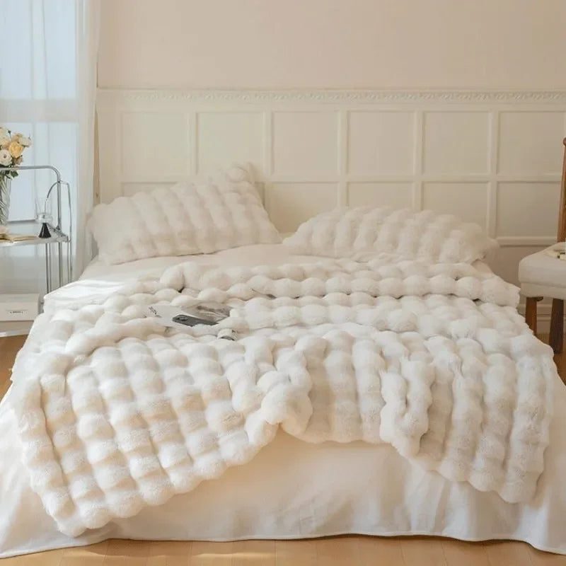 Vendbart, blødt kunstpelsplaid fra FurLuxe