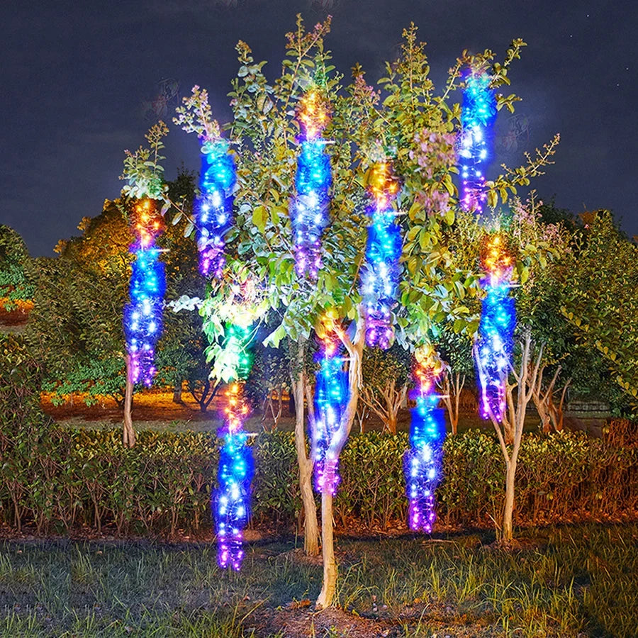 Instalație suspendată cu șiruri de lumini LED GlowCascade — efect vizual de ploaie de meteoriți