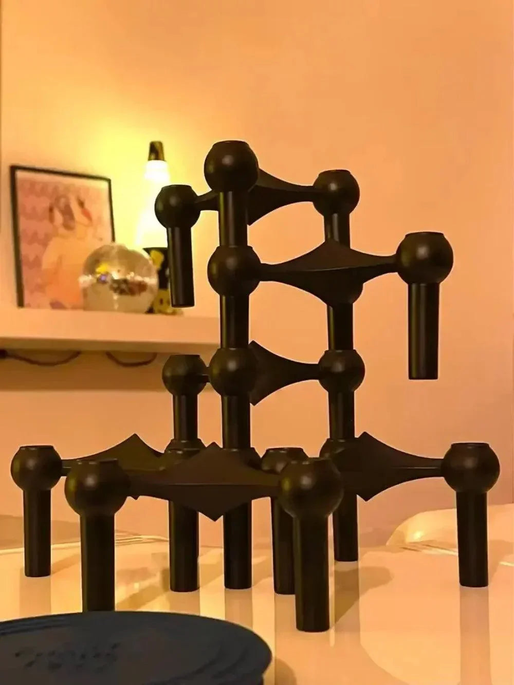 Modulære molekylære lysestager i metal — design med sammenlåsende segmenter