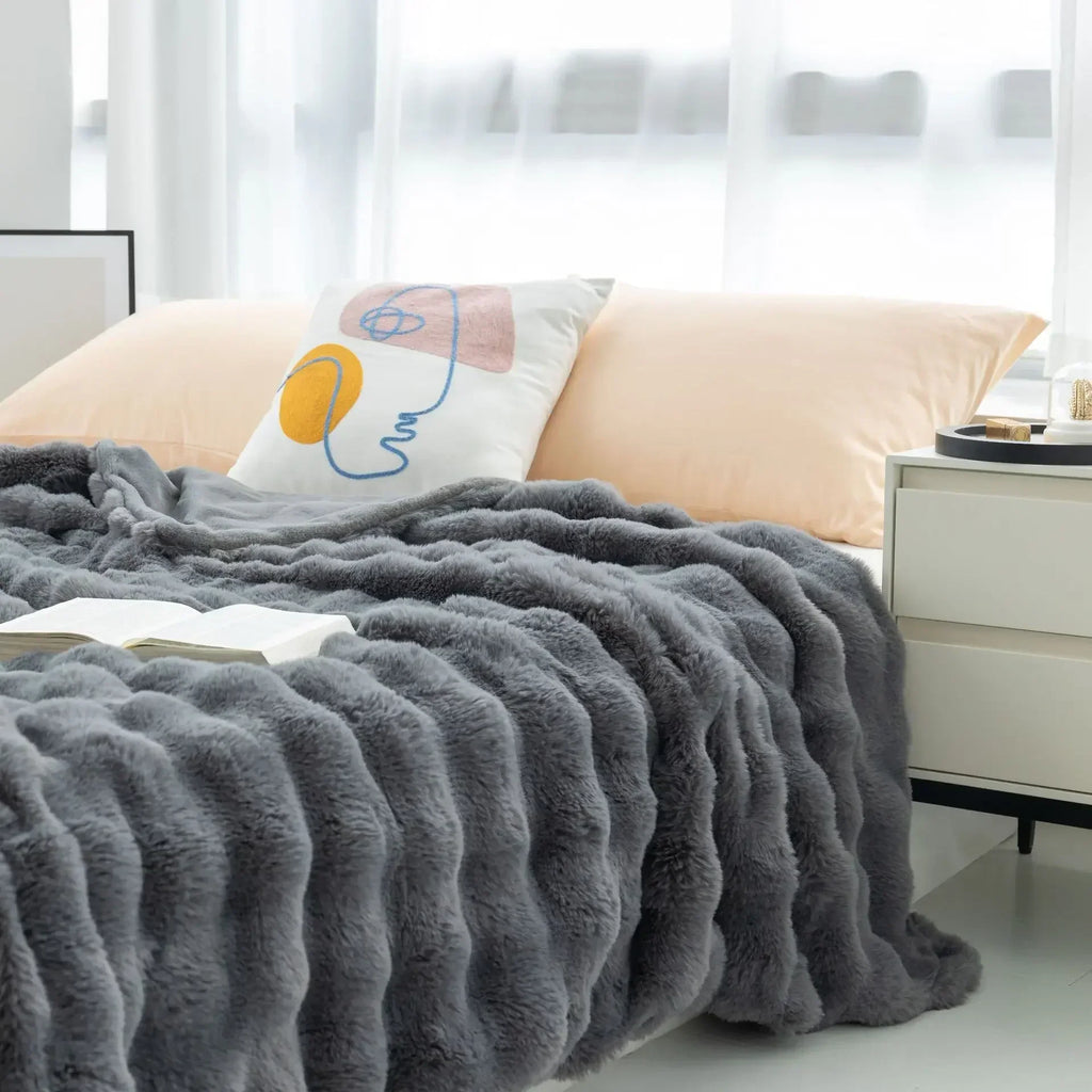 Vendbart, blødt kunstpelsplaid fra FurLuxe