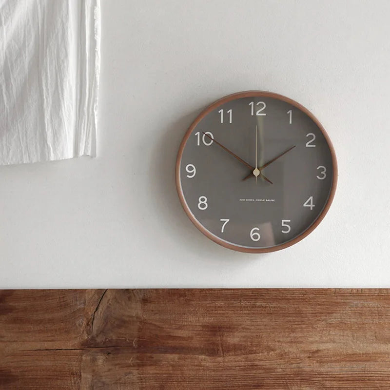 Orologio da parete minimalista in legno e vetro — tema noce e grigio chiaro