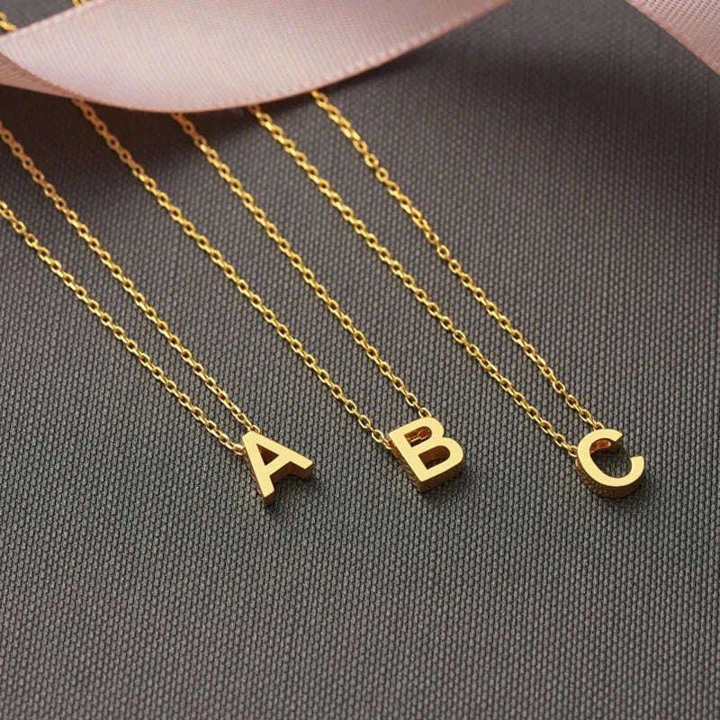 Elegant minimalistiskt halsband med initial