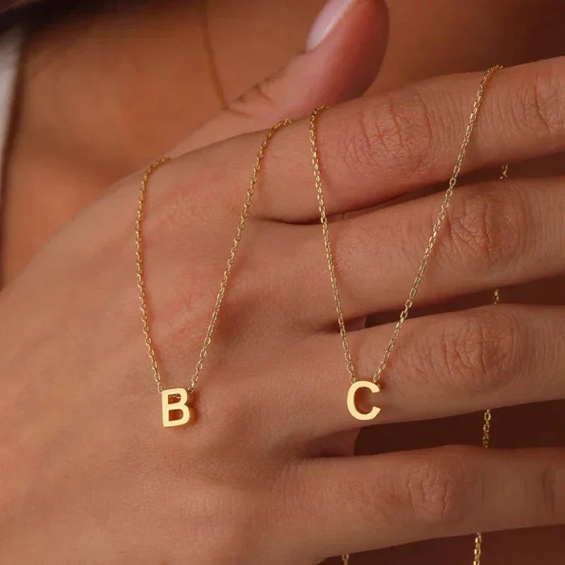 Elegant minimalistiskt halsband med initial