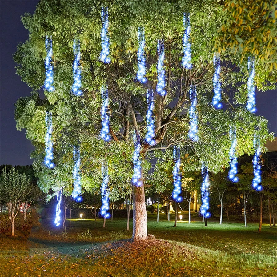 Instalație suspendată cu șiruri de lumini LED GlowCascade — efect vizual de ploaie de meteoriți