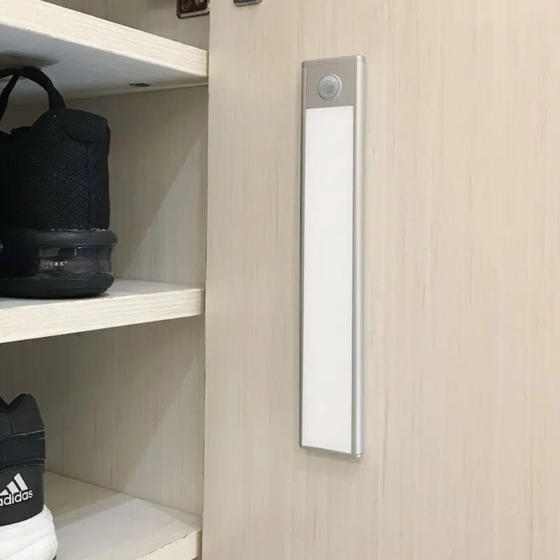 مصباح حساس للحركة قابل لإعادة الشحن عبر USB — لاسلكي، بلا بطارية