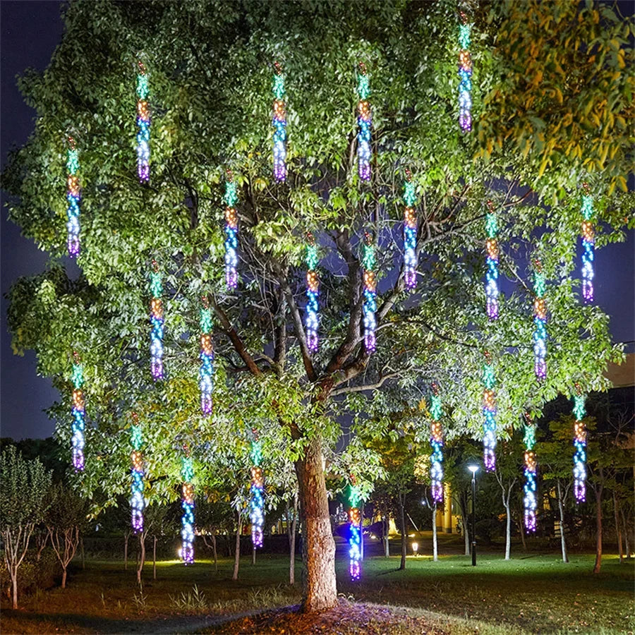 Instalație suspendată cu șiruri de lumini LED GlowCascade — efect vizual de ploaie de meteoriți