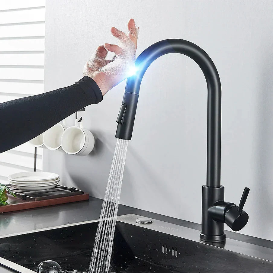 SmartTouch köksblandare i borstad nickel — touchsensor, utdragbart spraymunstycke