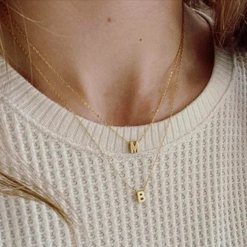Elegant minimalistiskt halsband med initial