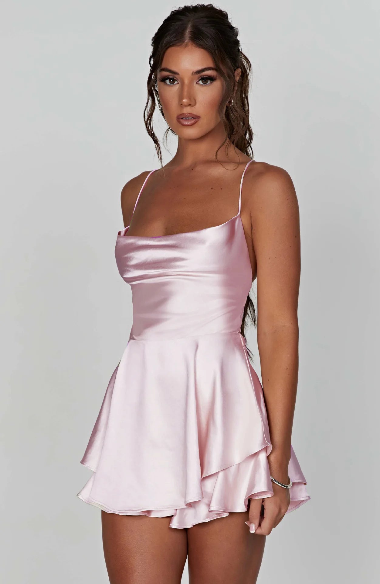 Robe bretelles satinée dos nu à lacets – sexy chic