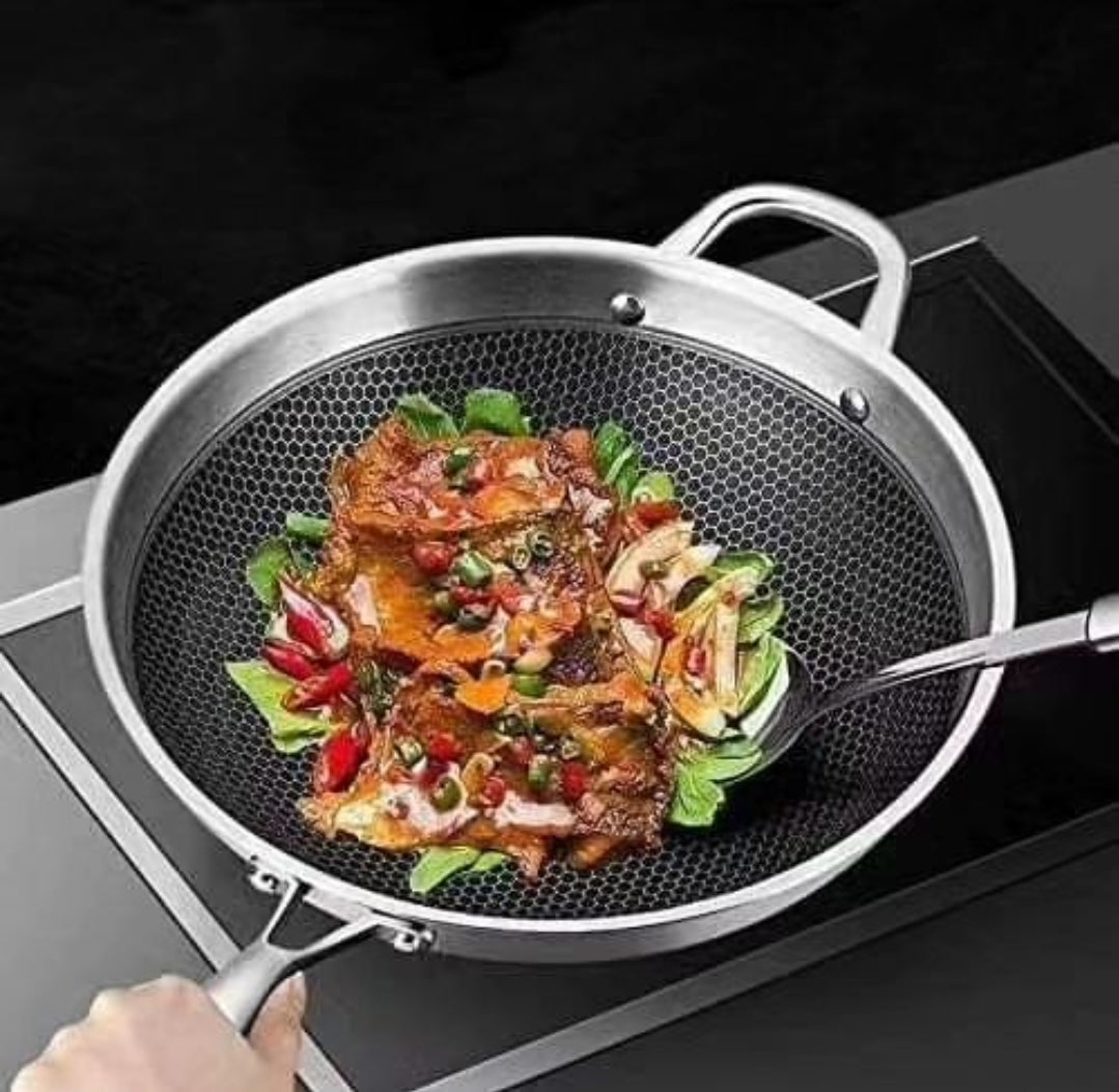 Pánev wok s nepřilnavým povrchem — prodává se bez poklice
