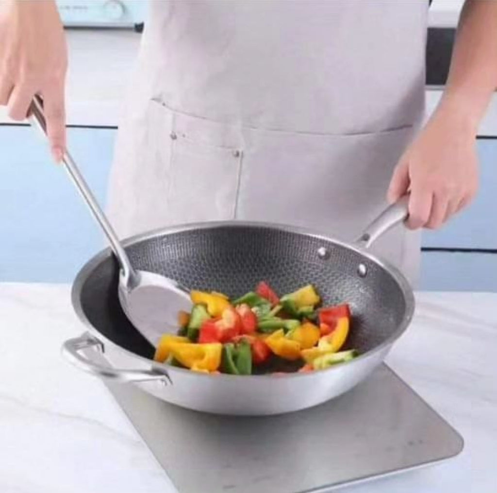 Pánev wok s nepřilnavým povrchem — prodává se bez poklice