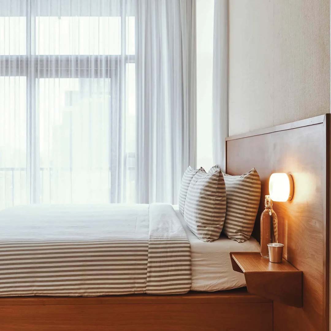 Lámpara de pared LumièreLux con relieve — estructura metálica moderna y pantalla de vidrio