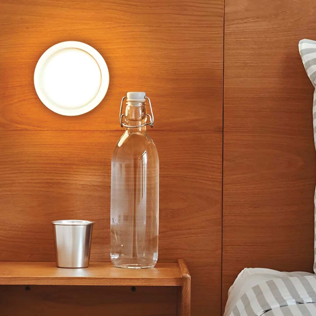 Lámpara de pared LumièreLux con relieve — estructura metálica moderna y pantalla de vidrio