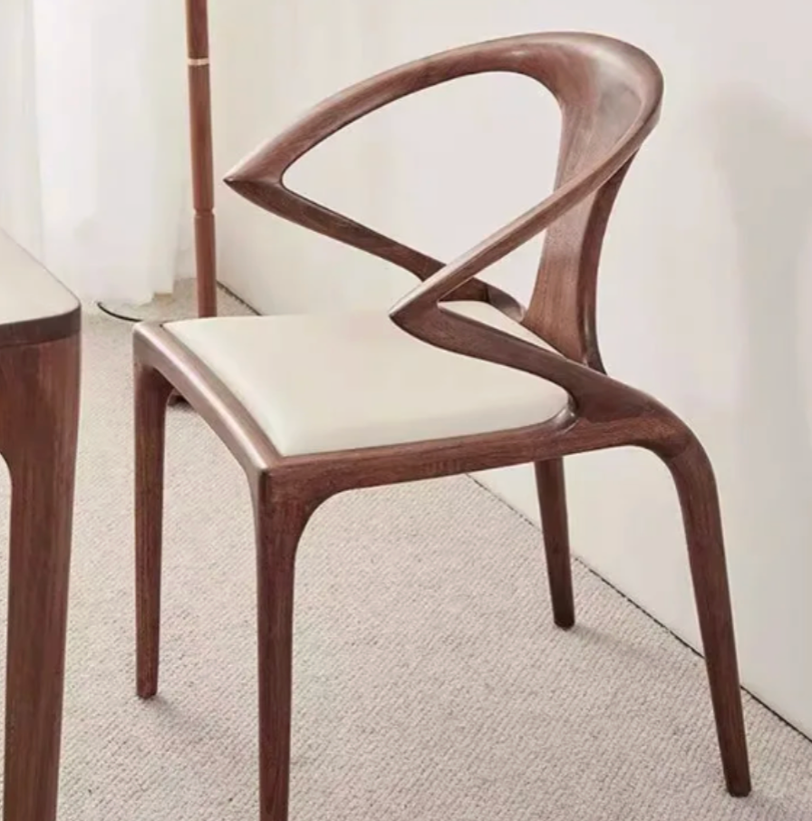 Sedia da pranzo moderna — rivestimento esterno in impiallacciatura di noce, schienale sagomato, seduta imbottita