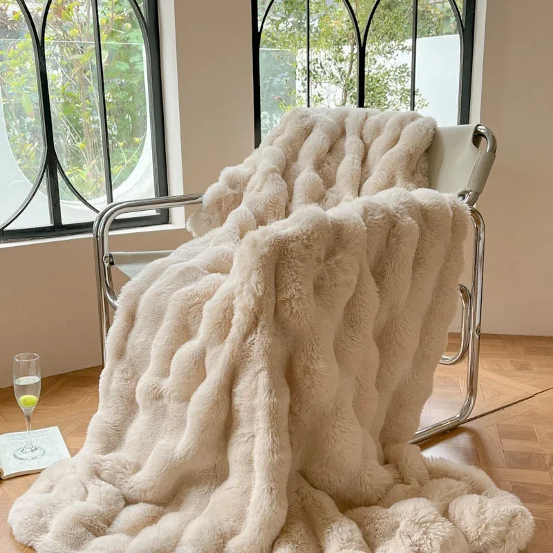 Vendbart, blødt kunstpelsplaid fra FurLuxe
