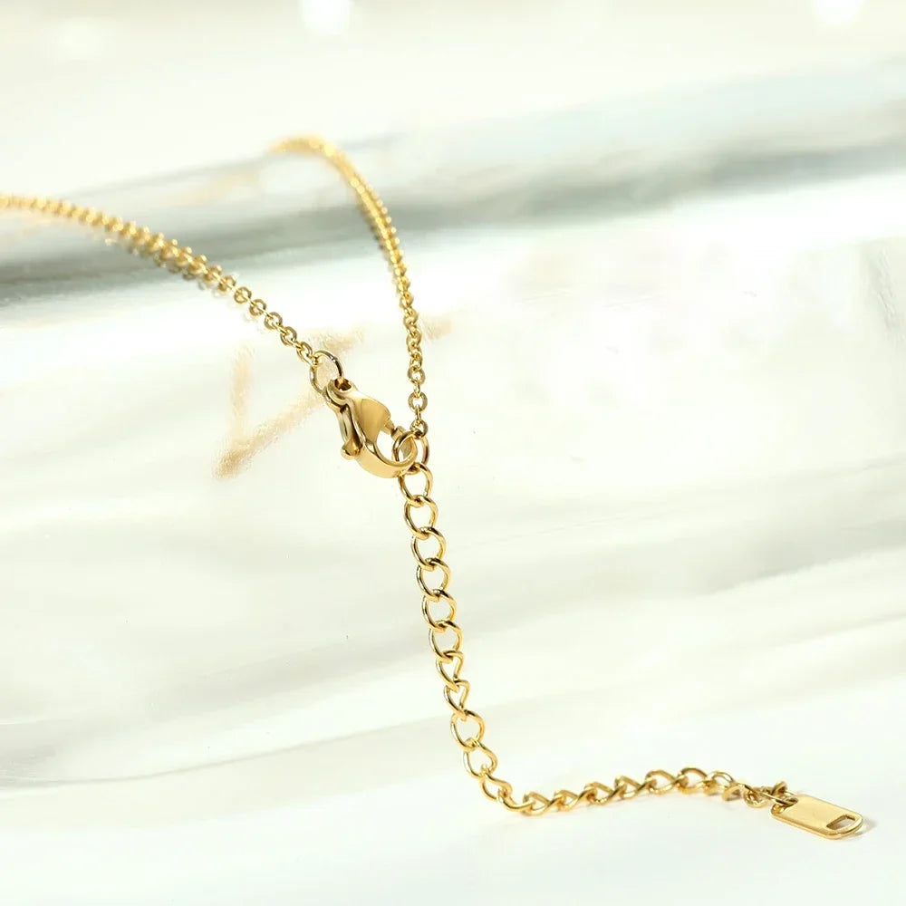 Elegant minimalistiskt halsband med initial