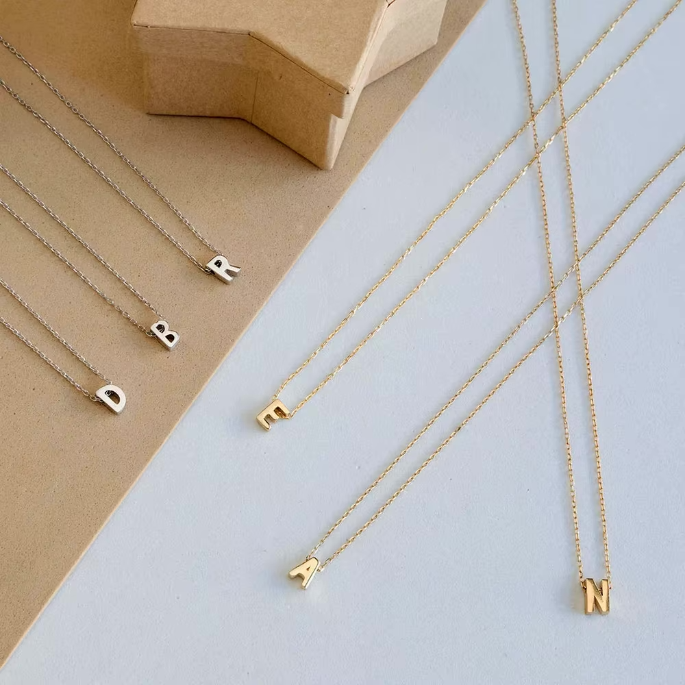 Elegant minimalistiskt halsband med initial