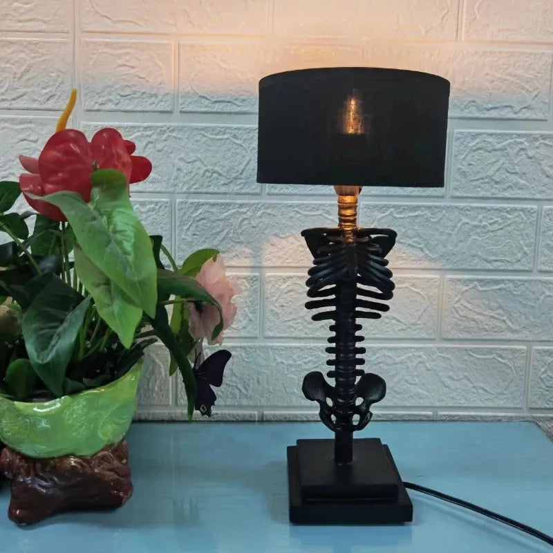 Candeeiro de mesa gótico de esqueleto feito à mão — alimentação por USB, altura total de 35cm
