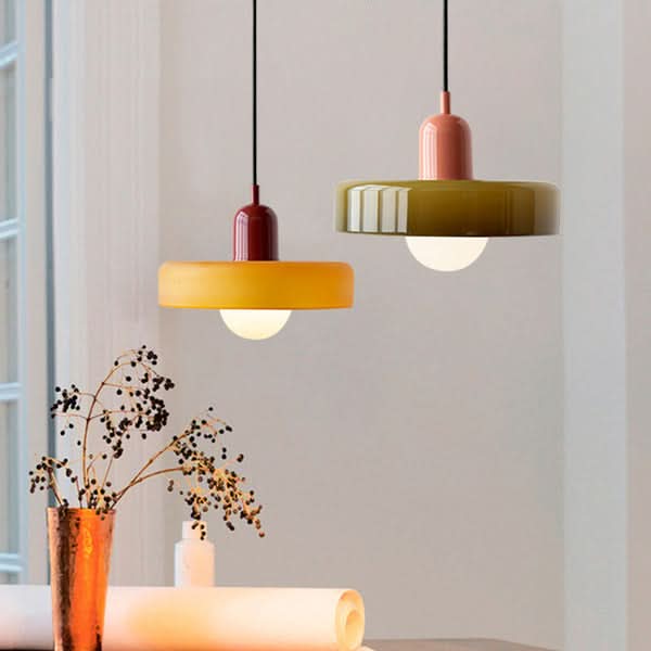 Lampa wisząca Bauhaus — kolorowy szklany klosz, regulowane zawieszenie
