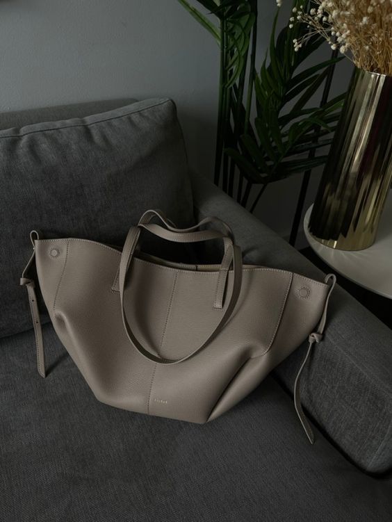Voss Vintage Leather Shoulder Bag — Spacious Interior, Elegant Silhouette, Timeless Design